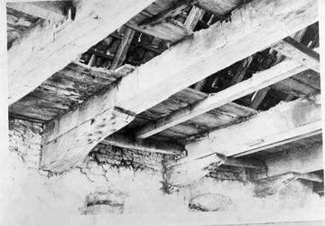 <p>De in 1956 gesloopte zolderbalklaag. Foto uit 1956 (beeldbank RCE). </p>
